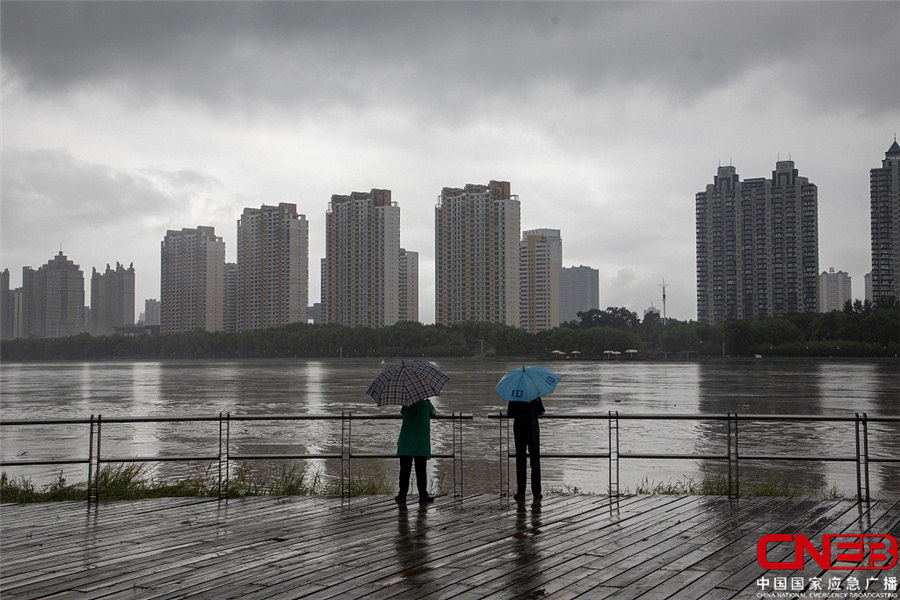 吉林省吉林市：松花江涨水 部分栈道被淹