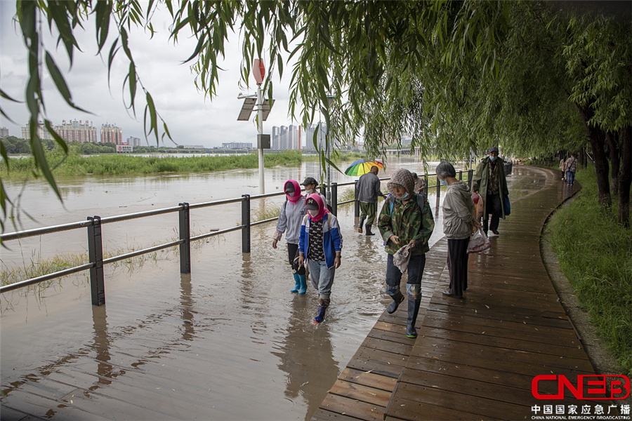 吉林省吉林市：松花江涨水 部分栈道被淹