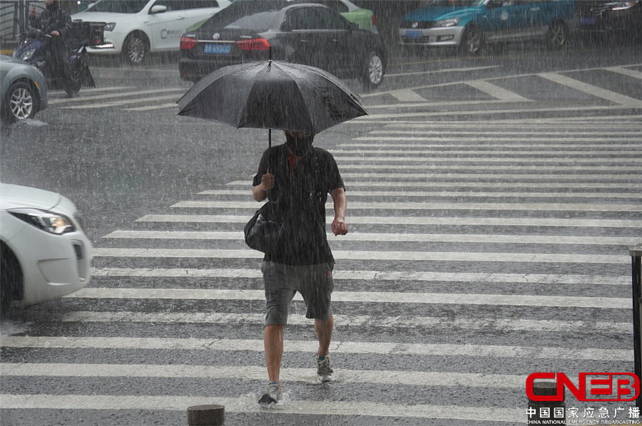 山东青岛迎暴雨 窨井冐溢路面积水