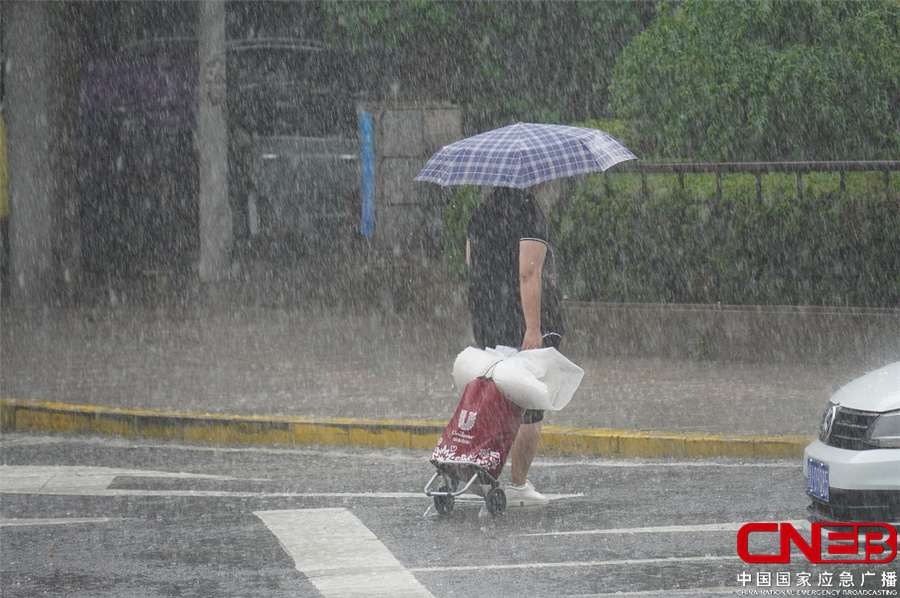 山东青岛迎暴雨 窨井冐溢路面积水