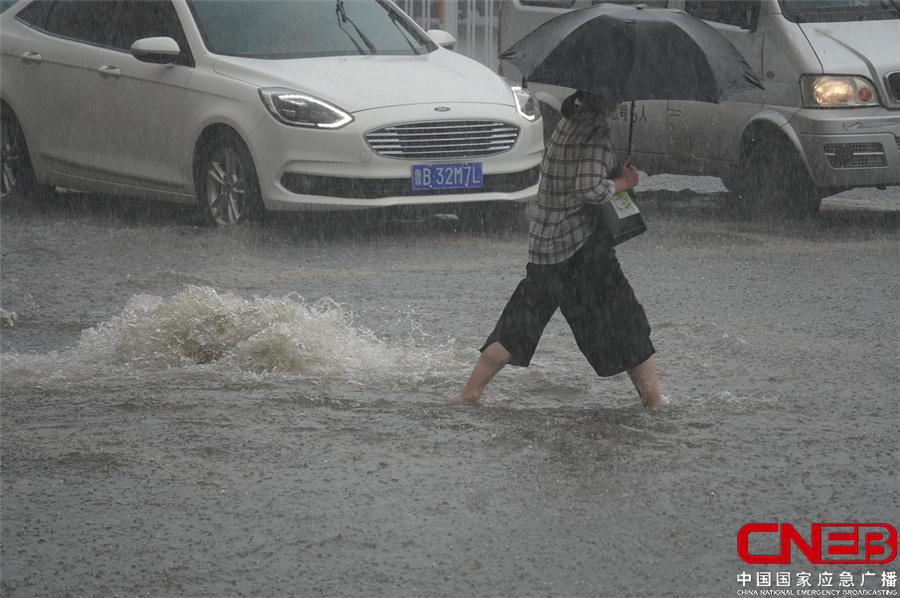 山东青岛迎暴雨 窨井冐溢路面积水