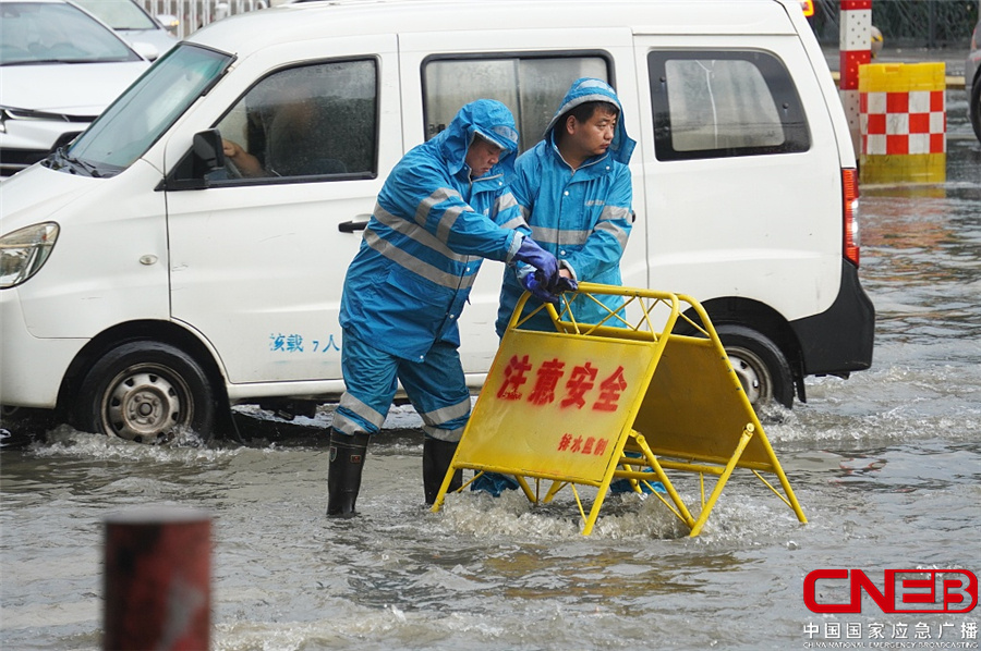 山东青岛迎暴雨 窨井冐溢路面积水