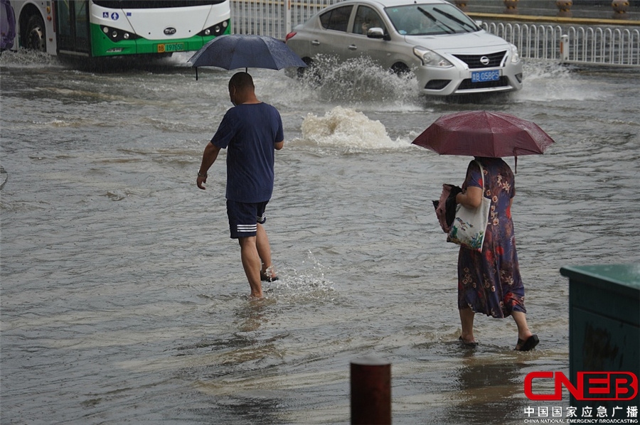 山东青岛迎暴雨 窨井冐溢路面积水