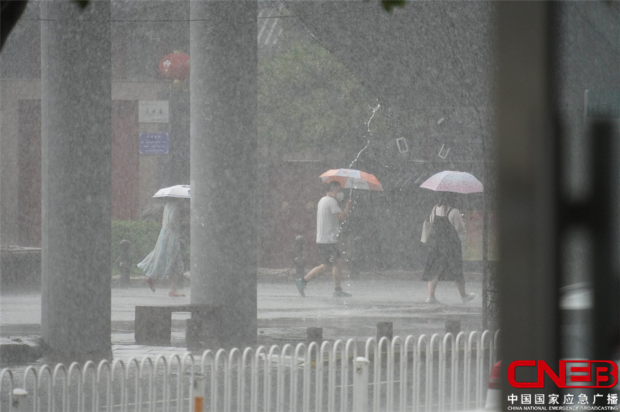 山东青岛迎暴雨 窨井冐溢路面积水