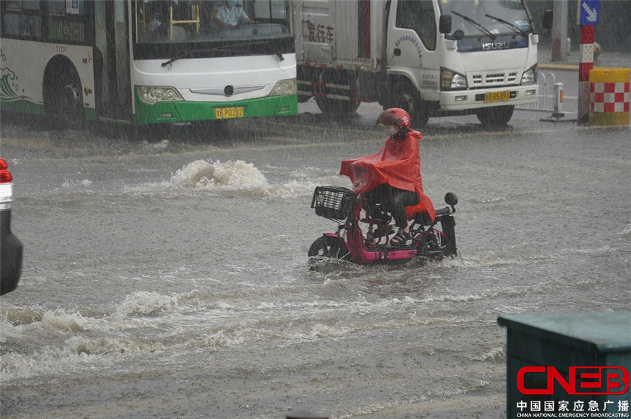 山东青岛迎暴雨 窨井冐溢路面积水