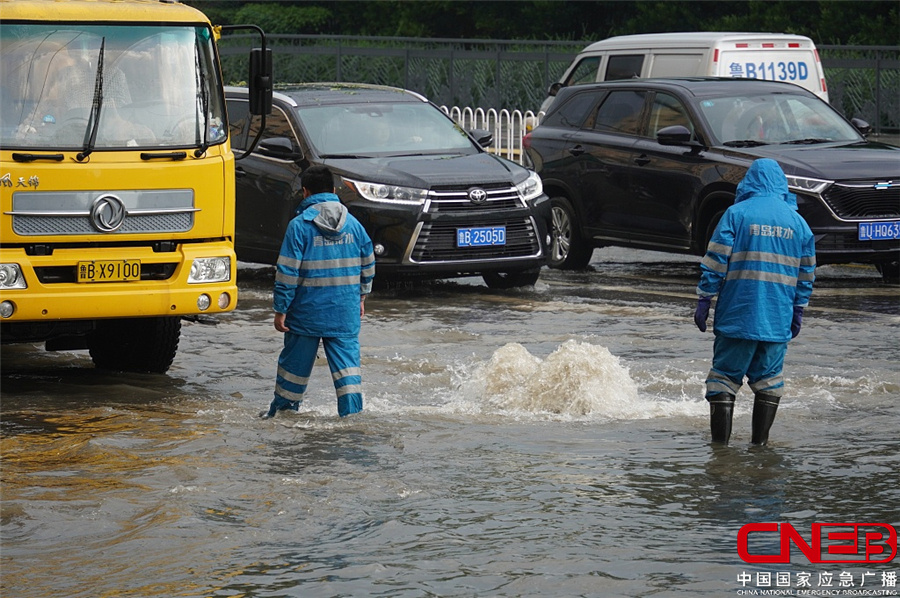 山东青岛迎暴雨 窨井冐溢路面积水