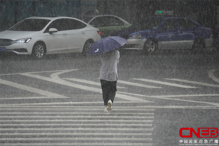 山东青岛迎暴雨 窨井冐溢路面积水