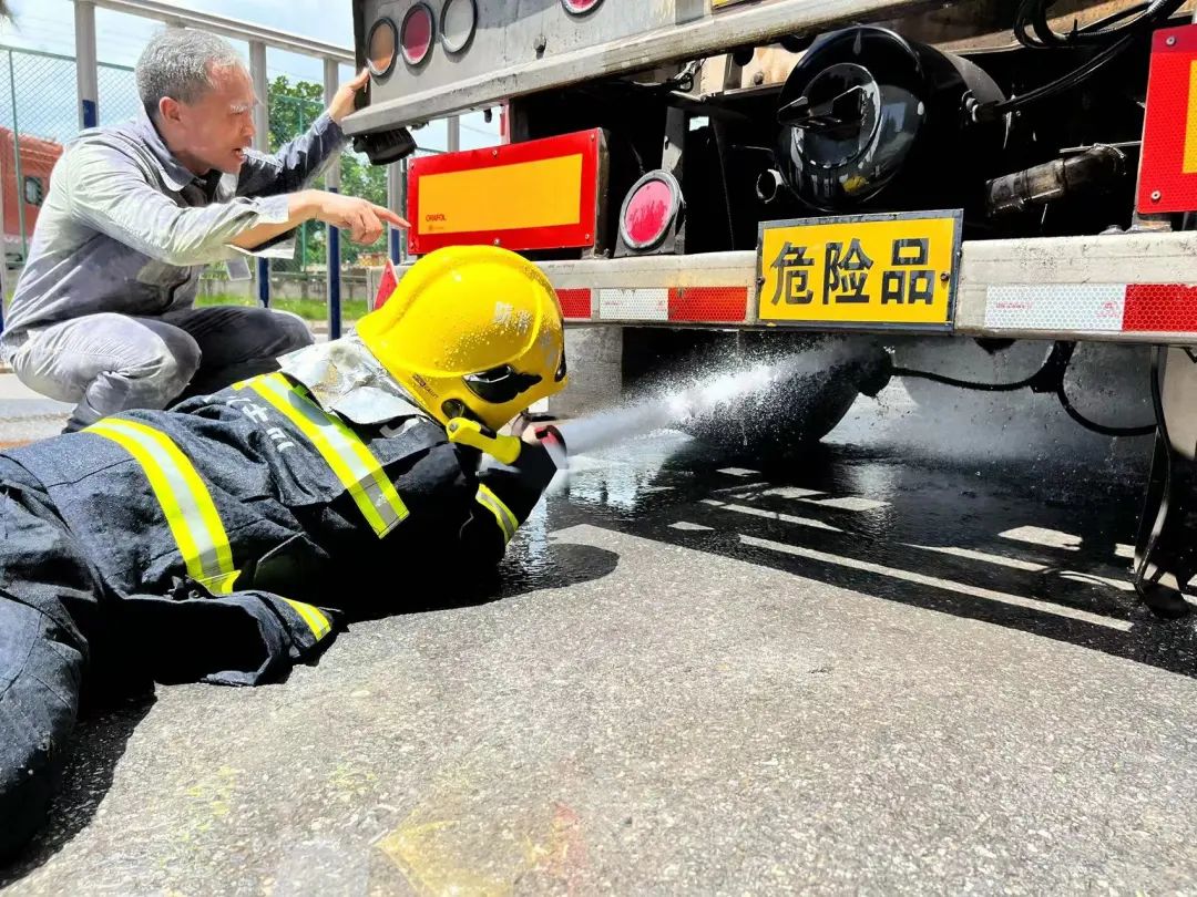 满载汽油的油罐车正在冒烟……