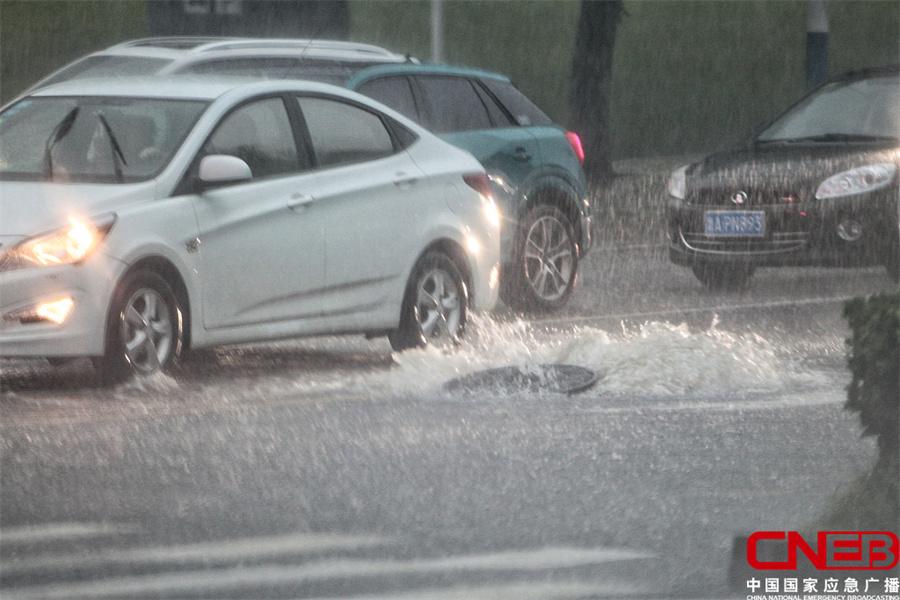 山东济南发布暴雨黄色预警 市民冒雨出行