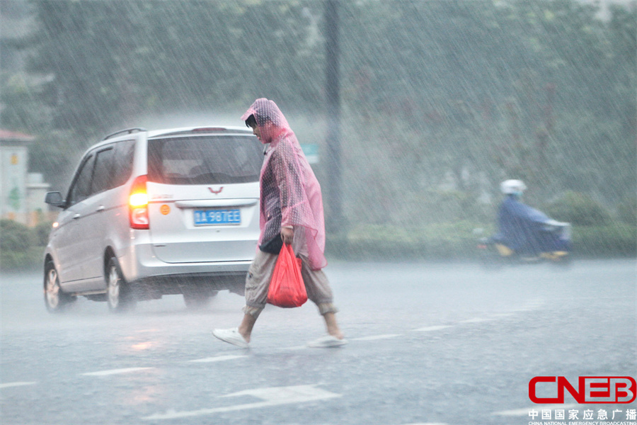 山东济南发布暴雨黄色预警 市民冒雨出行