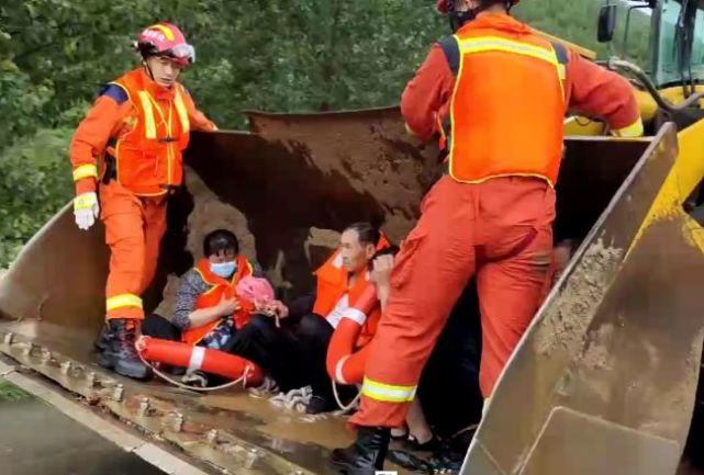 济南消防：紧急转移因暴雨被困车中六人