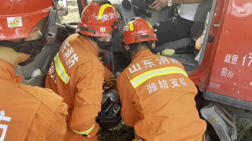 货车失控撞树司机被困 诸城消防10分钟成功救出