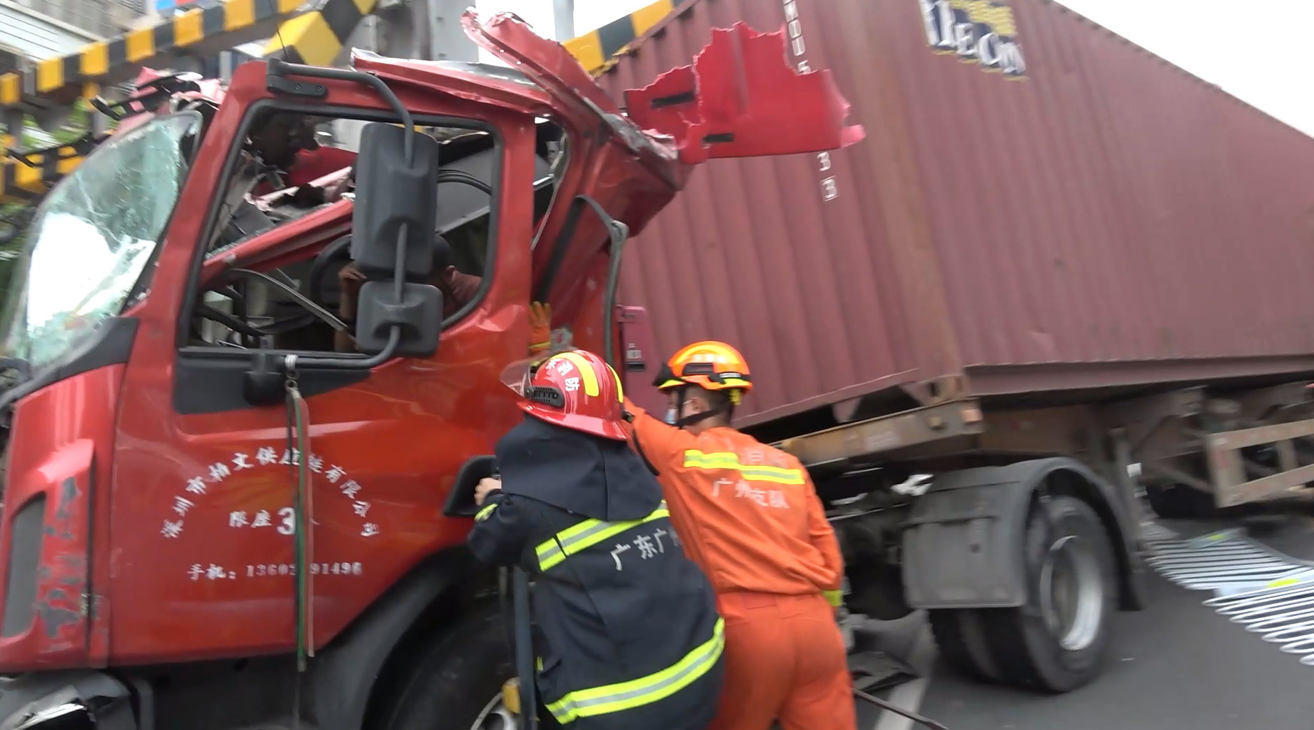 广东广州：货车撞倒4.2米高龙门架！消防到场破拆救出2人