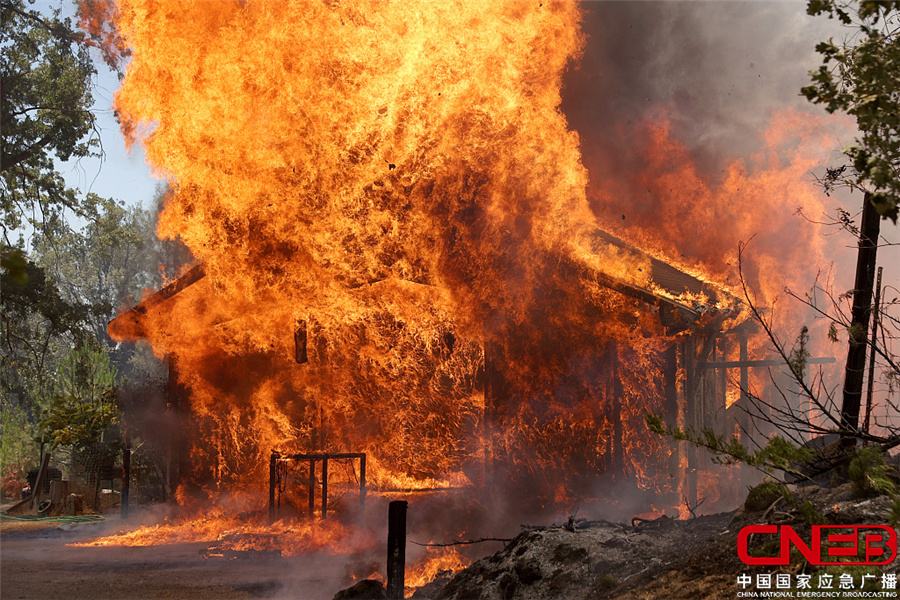 美国约塞米蒂国家公园附近火灾已导致6000人紧急疏散