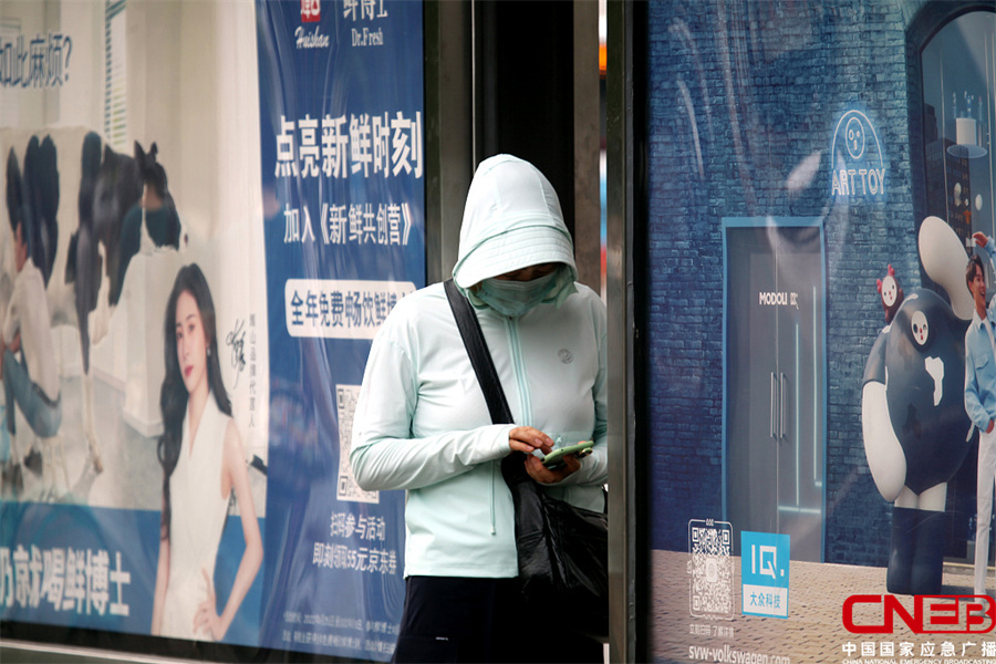 沈阳：市民冒酷暑出行