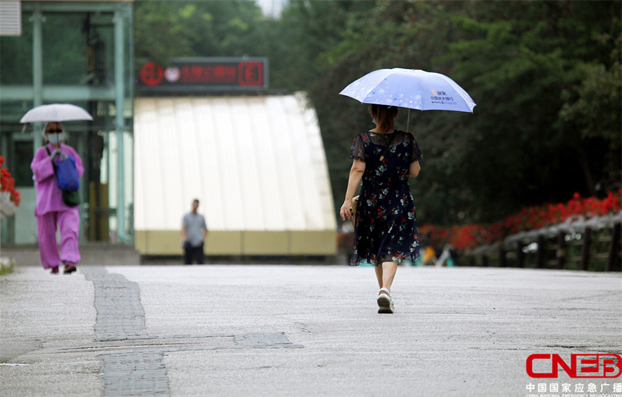 沈阳：市民冒酷暑出行