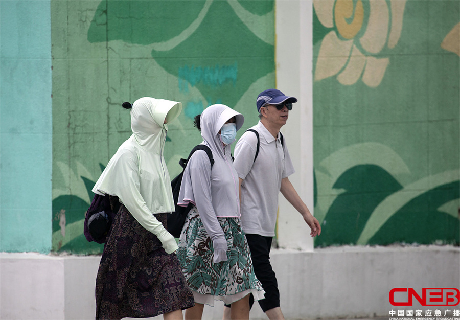 沈阳：市民冒酷暑出行