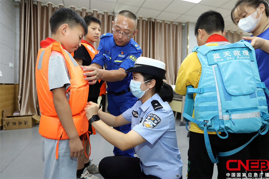 安徽芜湖：民警联合蓝天救援队志愿者进暑托班宣讲安全知识