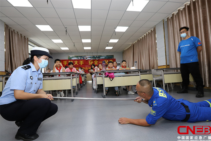 安徽芜湖：民警联合蓝天救援队志愿者进暑托班宣讲安全知识