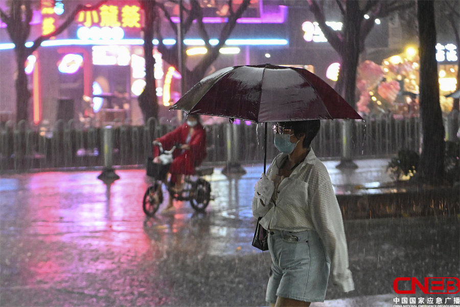 广州城区降暴雨 市民雨中出行