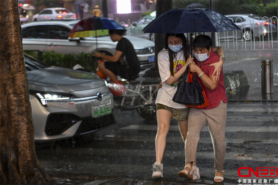 广州城区降暴雨 市民雨中出行