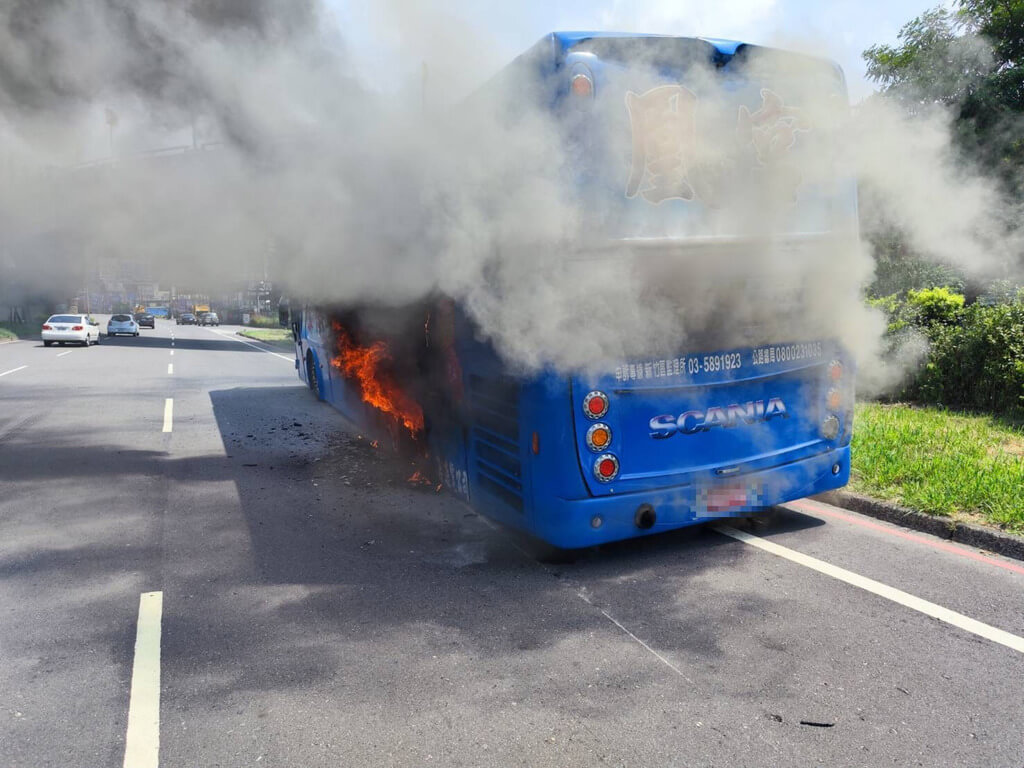 台湾桃园一游览车爆胎起火 车内30名幼童及2名老师均平安