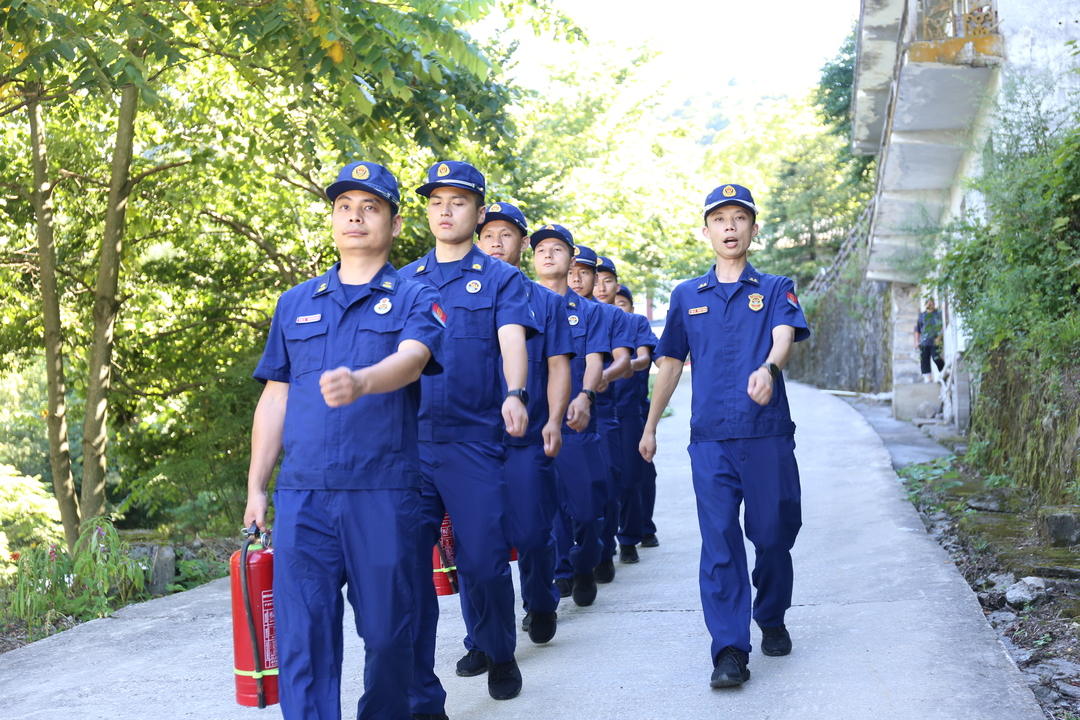 张家界消防员驻守千米高山，备训防火保游客平安