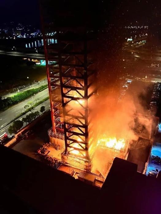 台湾新北一处33层建筑工地起火 民众被爆炸声惊醒(图)