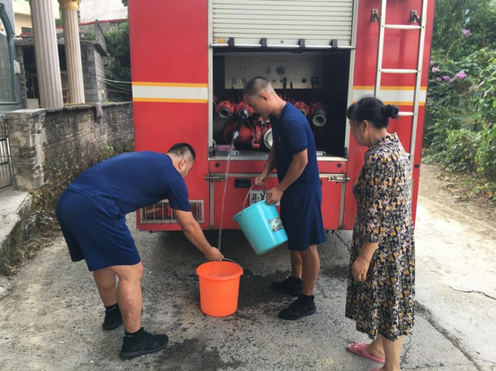 湖南：持续高温 用水告急 各地消防送水下乡解民忧