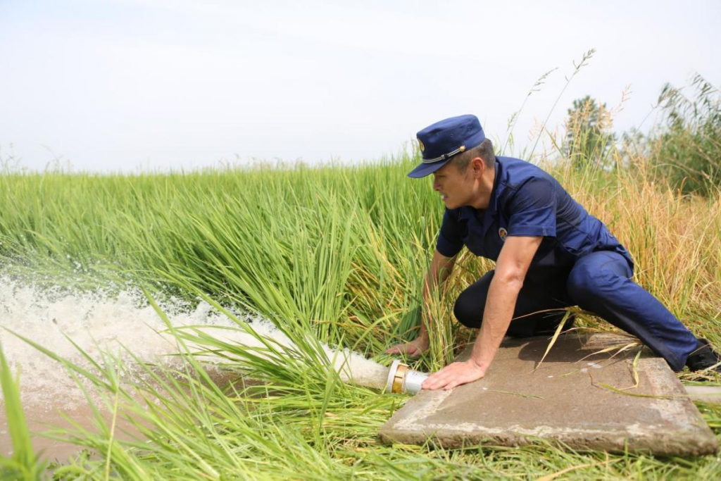 湖南：持续高温 用水告急 各地消防送水下乡解民忧