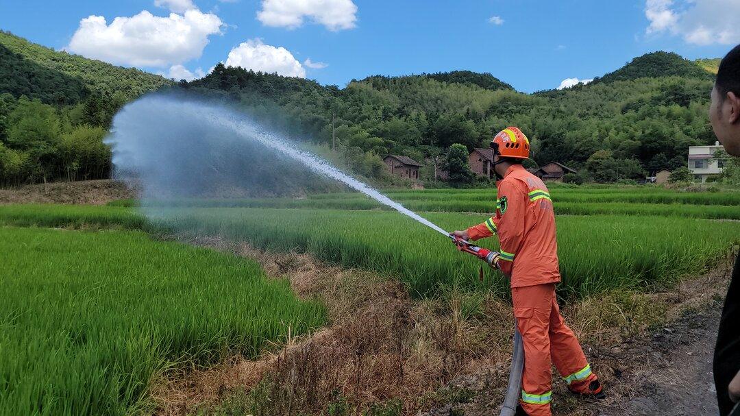 衡阳：干旱致农田灌溉缺水，消防送水50吨