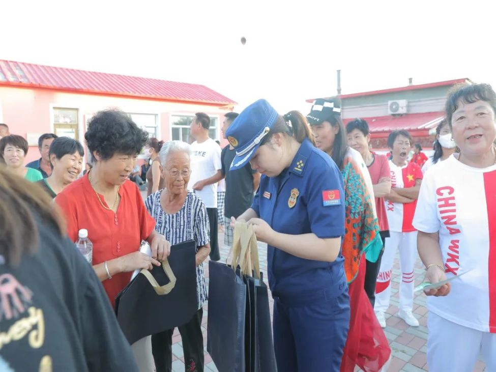 辽宁：铁岭消防送戏下乡 将消防知识写进二人转唱词