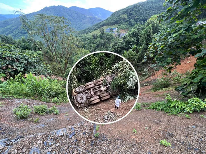 水泥罐车翻下50余米山坡严重变形 消防争分夺秒营救被困人员