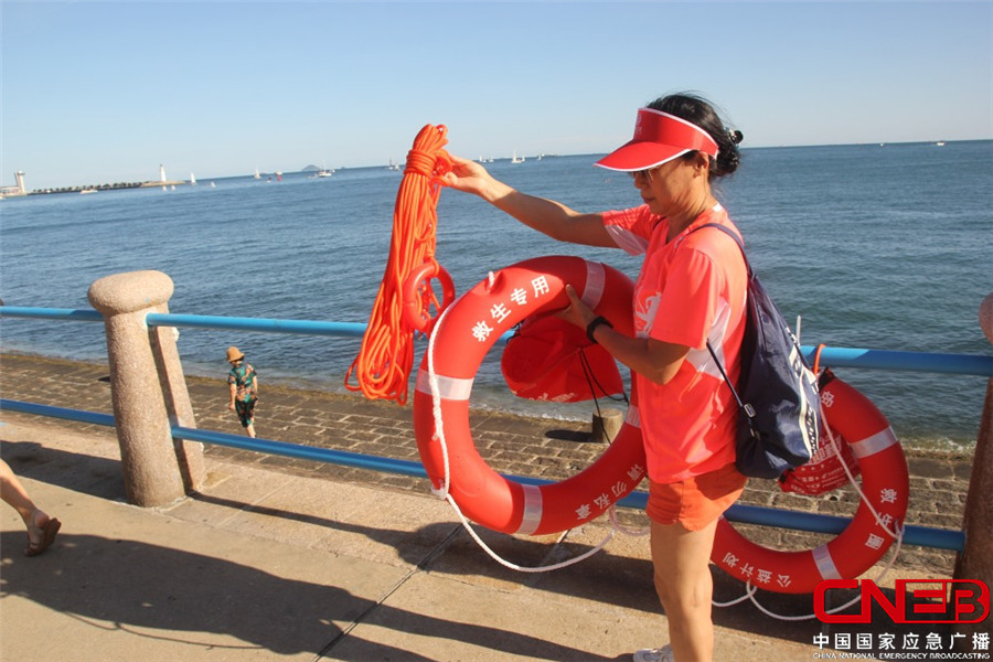 山东青岛：为防溺水险情 志愿者在海滨投放救生圈