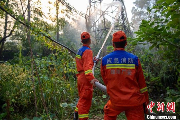 四川华蓥：森林火灾已得到控制 火场正在纵深清理