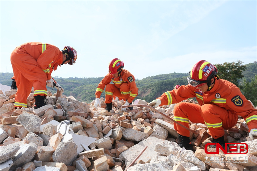 甘肃平凉：消防救援大队开展地震灾害事故实战搜救演练