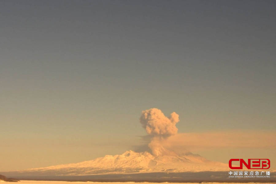 俄罗斯堪察加地区火山爆发