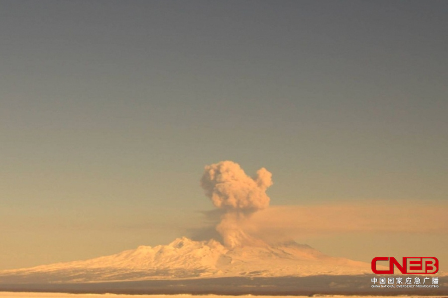 俄罗斯堪察加地区火山爆发