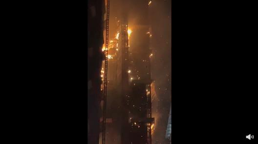 香港一42层在建大楼发生严重火灾：火光楚天 已致2伤(图)