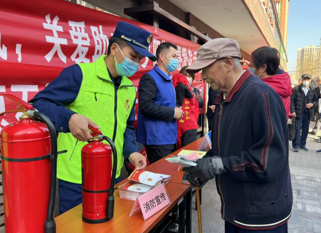 到百姓中间去！首都消防救援队伍开展学雷锋活动