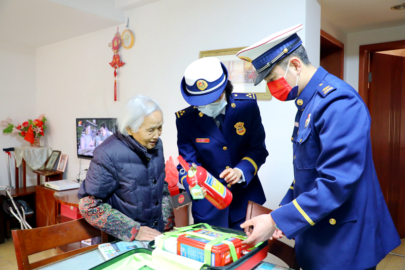 江苏：无锡消防开展“弘扬雷锋精神 共建平安社会”系列活动