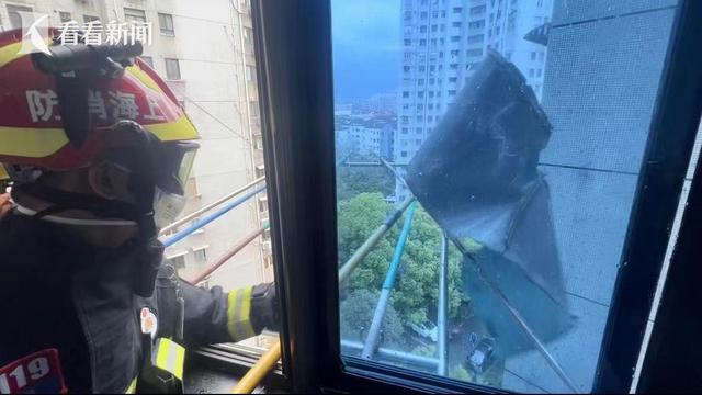 上海：蓝色大风预警悬挂 消防高空排险警情激增