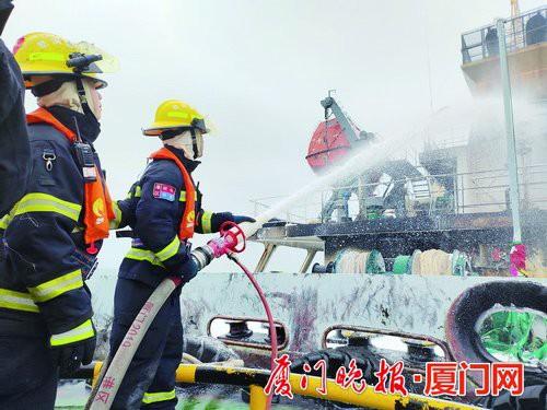 货轮海上失火爆炸 消防53小时救援