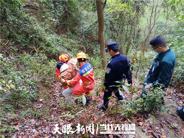 一名男孩被困山中 遵义消防紧急救援