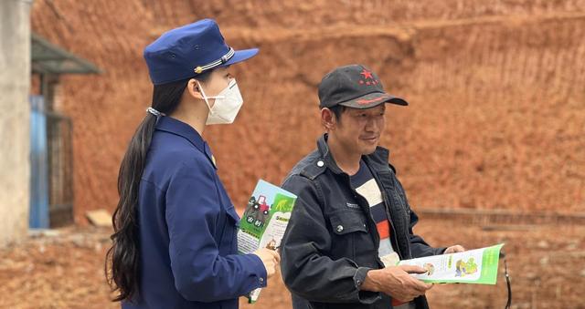 益阳高新区消防救援大队：进村入户开展清明节前消防宣传活动