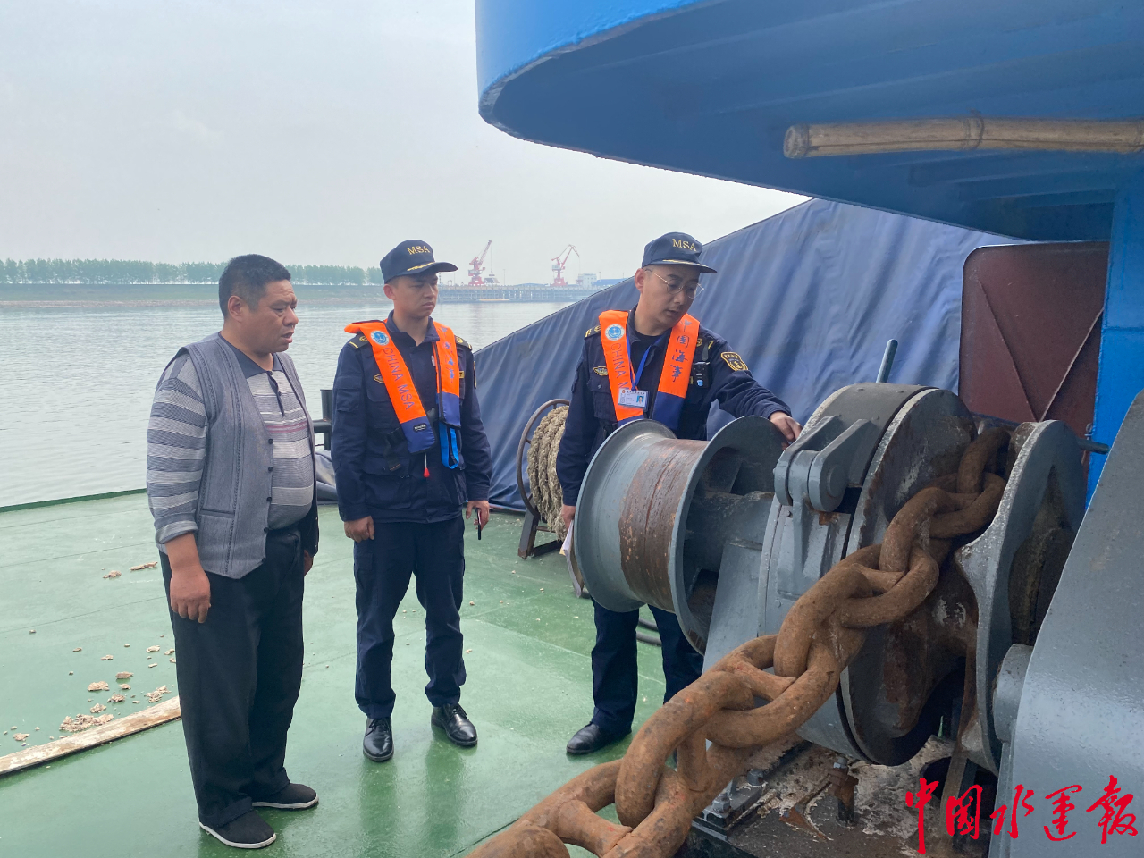 荆州海事局强化预防预控有效防范恶劣天气事故险情