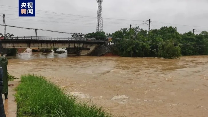 江西10地特大暴雨！一河堤溃口致200余人受灾，紧急救援