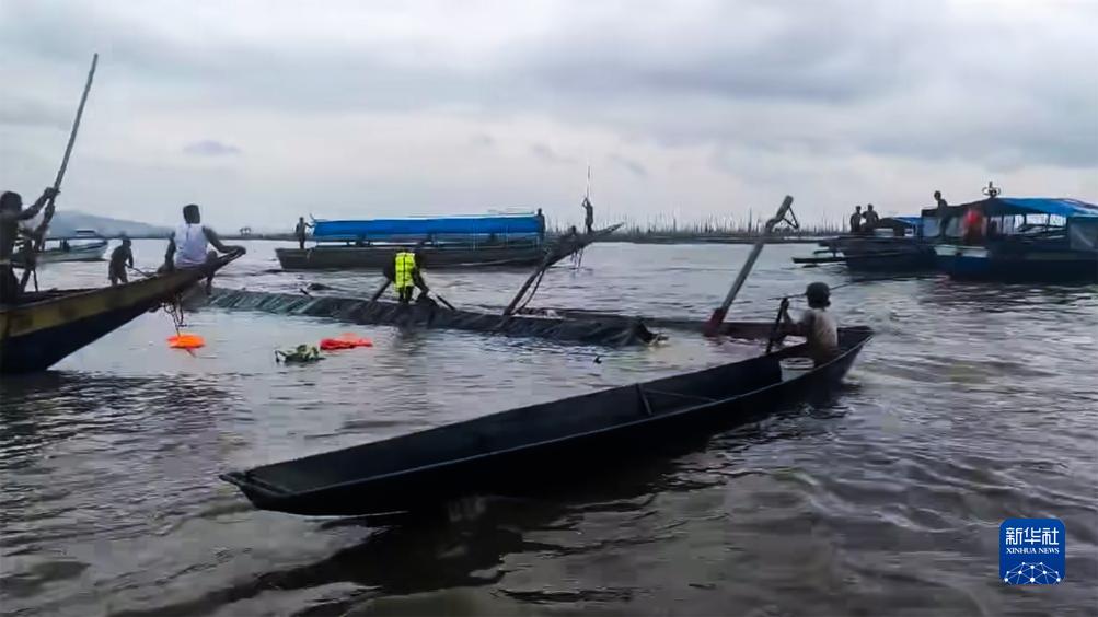 菲律宾一客船倾覆 至少21人丧生