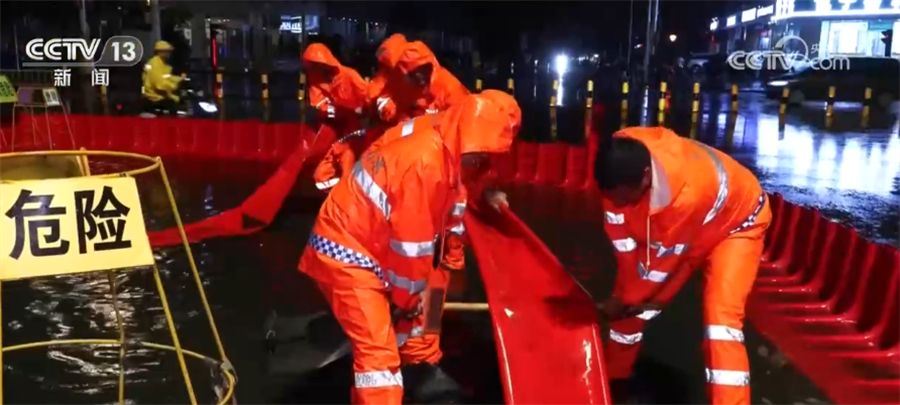 雨夜里的“排涝人”坚守岗位 减少道路积水对出行影响