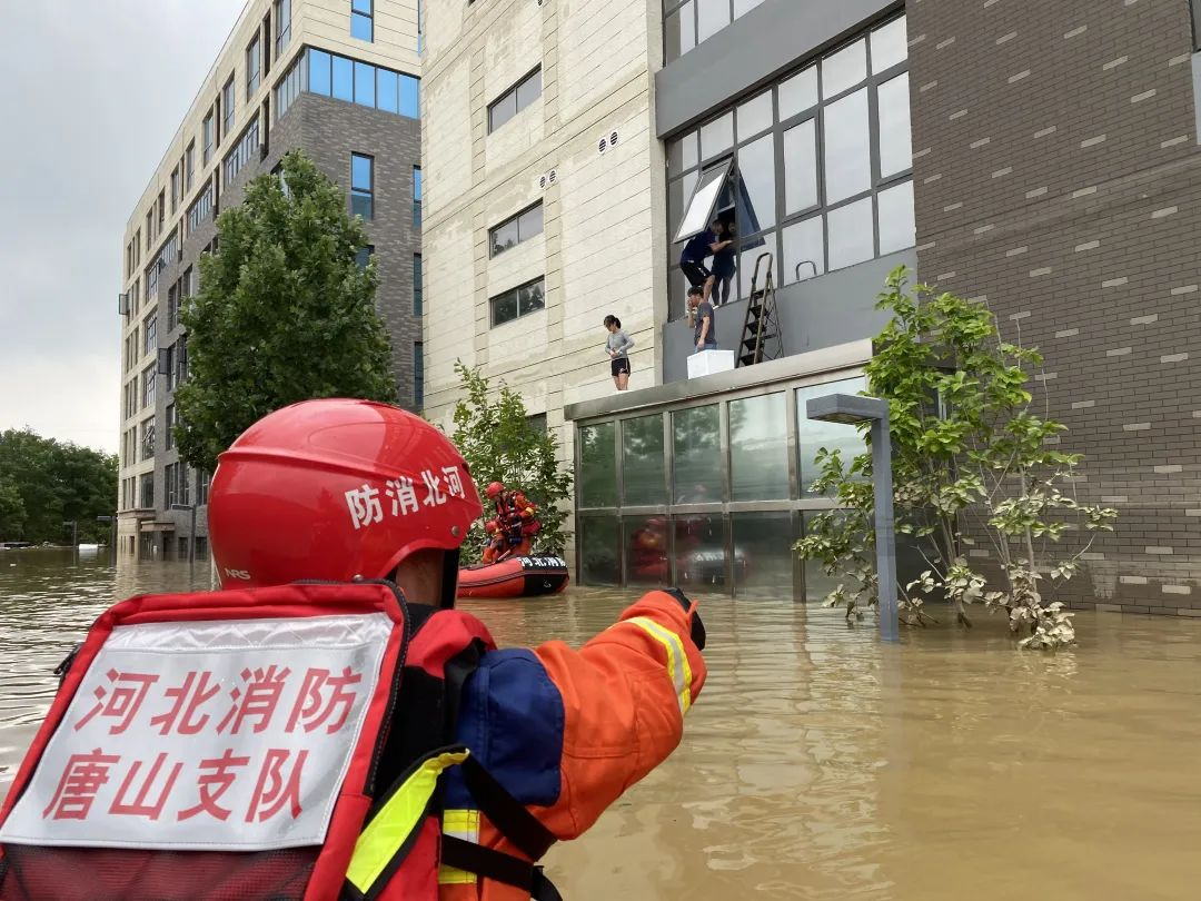 河北：有火焰蓝的地方总会有温暖环绕 ——记河北涿州抗洪救灾一线的消防救援队伍